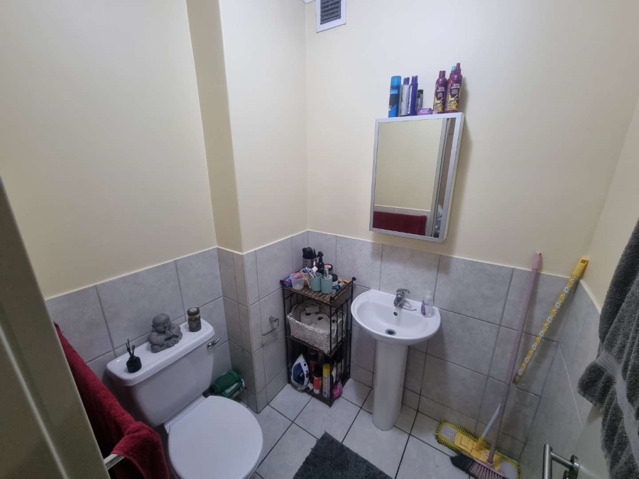 1 Bedroom Property for Sale in Zonnebloem Western Cape